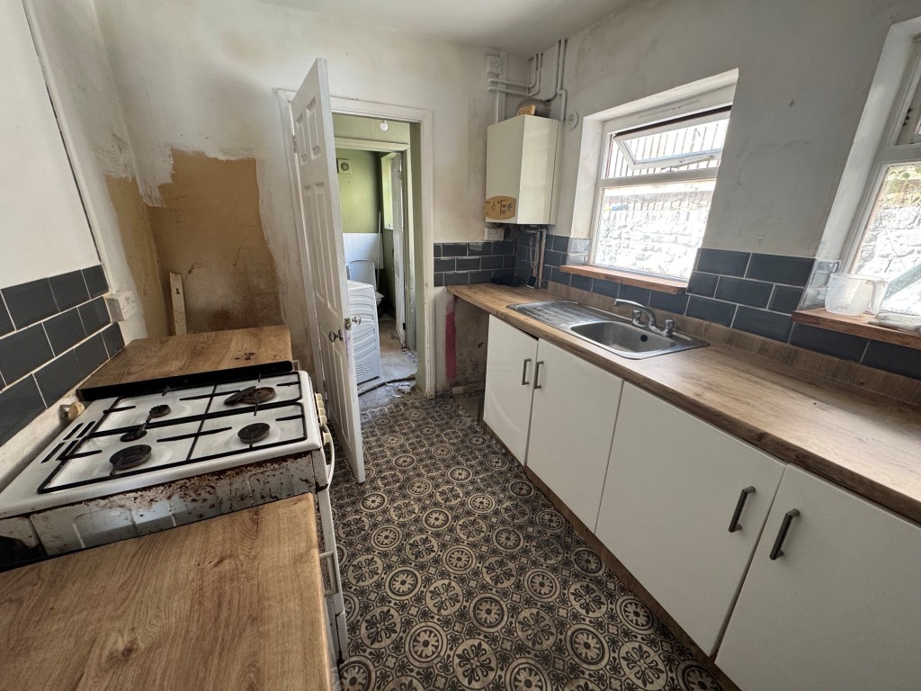 Lot: 202 - THREE-BEDROOM TERRACE HOUSE FOR IMPROVEMENT - Kitchen